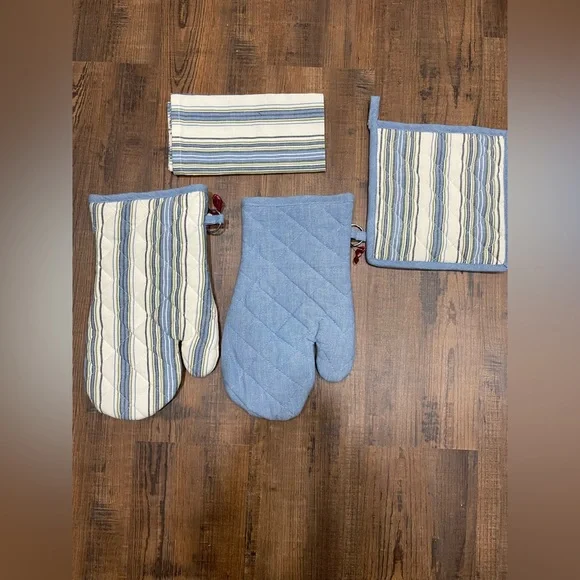 Van Cleef 4 pc Kitchen linen set. Oven mitts/potholder/tea towel. NWT! - Picture 2 of 3
